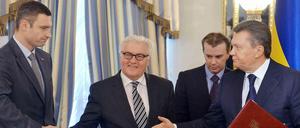 Erfolgreich vermittelt. Der deutshce Außenminister Frank-Walter Steinmeier (mitte) in der Ukraine mit den politischen Gegnern Vitali Klitschko (l.) und Viktor Janukowitsch.