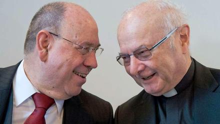 Erzbischof Robert Zollitsch (rechts), der Vorsitzende der Deutschen Bischofskonferenz und der Vorsitzende der EKD in Deutschland, Nikolaus Schneider.