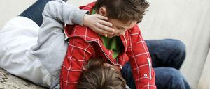 Kinder prügeln sich auf dem Schulhof.
