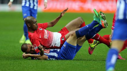 Dicht über der Grasnarbe. Hertha BSC und der SC Freiburg zeigten ein schwaches Freitagsspiel. 
