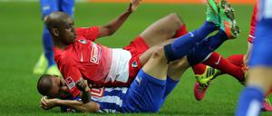 Dicht über der Grasnarbe. Hertha BSC und der SC Freiburg zeigten ein schwaches Freitagsspiel.