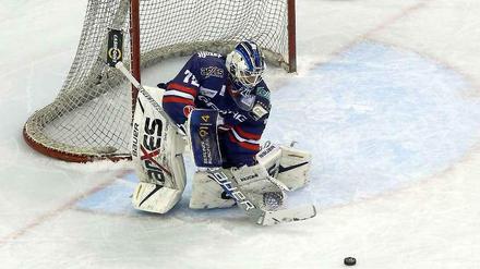 Eisbären Torwart Rob Zepp freut sich über die neue defensive Stärke seiner Mannschaft.