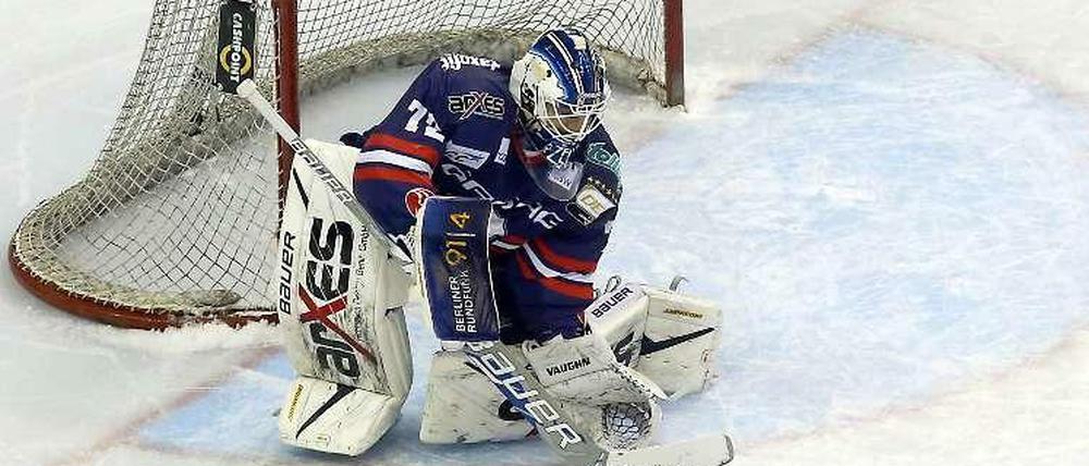 Eisbären Torwart Rob Zepp freut sich über die neue defensive Stärke seiner Mannschaft.