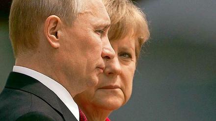 Wladimir Putin und Angela Merkel: Deutschlands Atomangst mästet die russische Kriegskasse.