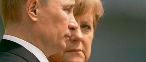 Wladimir Putin und Angela Merkel: Deutschlands Atomangst mästet die russische Kriegskasse.
