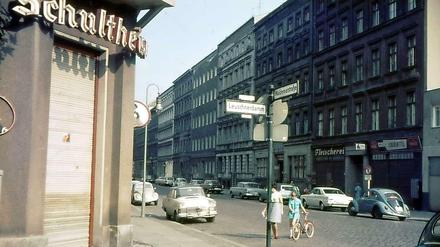 Ein paar Schritte weiter an der Ecke Waldemarstraße/Leuschnerdamm - und diesmal in Farbe.