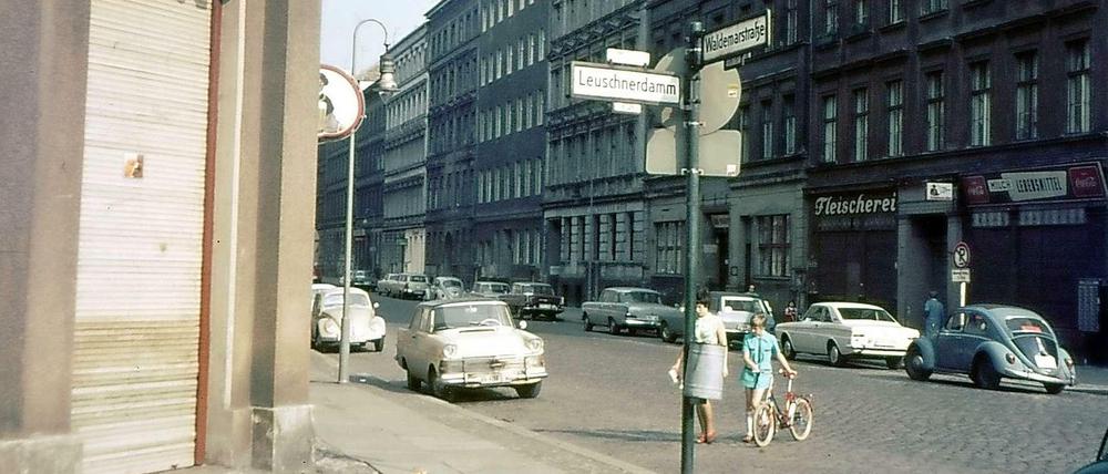 Ein paar Schritte weiter an der Ecke Waldemarstraße/Leuschnerdamm - und diesmal in Farbe.