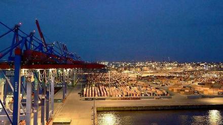 Tag und Nacht ist im Hamburger Hafen etwas los. Die Turbulenzen in den Schwellenländern werden die deutsche Wirtschaft kurzfristig eher nicht beeinträchtigen, sagen Experten. Zudem hängt der Aufschwung nicht allein am Export. 