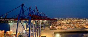 Tag und Nacht ist im Hamburger Hafen etwas los. Die Turbulenzen in den Schwellenländern werden die deutsche Wirtschaft kurzfristig eher nicht beeinträchtigen, sagen Experten. Zudem hängt der Aufschwung nicht allein am Export. 