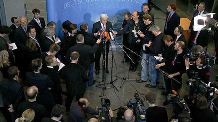 2008 musste sich Außenminister Frank-Walter Steinmeier (SPD) vor dem BND-Untersuchungsausschuss des Bundestages verantworten. Es ging um seine Rolle bei der Entführung mehrerer Deutscher durch den amerikanischen Geheimdienst CIA im Zuge des Anti-Terror-Kampfes.