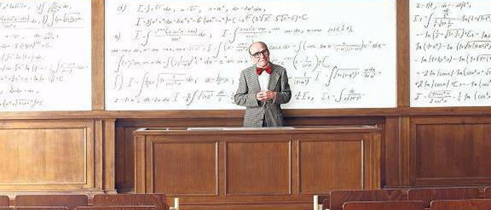 Professor mit Fliege in altem Hörsaal