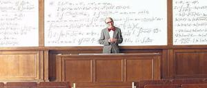 Professor mit Fliege in altem Hörsaal