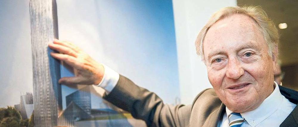 Das ist ja die Höhe! Estrel-Gründer Ekkehard Streletzki vor einer Simulation des geplanten 175-Meter-Tums an der Sonnenallee.