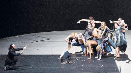 Die Opernwelt ist eine Scheibe. Im Bühnenbild von Emma Ryott wiegen Samuel Youn als Méphistophélès (links) und eine muntere Geisterschar Faust (Klaus Florian Vogt) in süßen Schlummer.