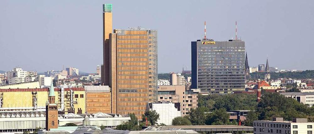 So richtig schick kommt es derzeit noch nicht daher, das Postbank-Haus am Halleschen Ufer in Kreuzberg. Doch das soll sich ändern: Die Mitarbeiter der Post ziehen um und anschließend soll aus dem Firmengebäude ein Wohnhaus werden - mit Blick über Berlin.