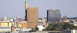 So richtig schick kommt es derzeit noch nicht daher, das Postbank-Haus am Halleschen Ufer in Kreuzberg. Doch das soll sich ändern: Die Mitarbeiter der Post ziehen um und anschließend soll aus dem Firmengebäude ein Wohnhaus werden - mit Blick über Berlin.