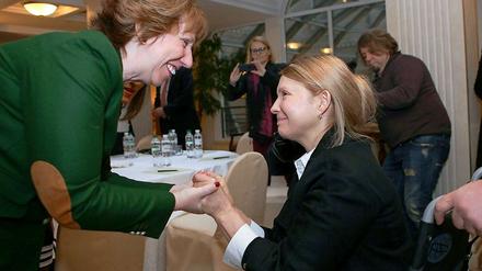 Julia Timoschenko hält Hof. Die EU-Außenbeauftragte Catherine Ashton traf bei ihrem Besuch in Kiew auch die aus dem Gefängnis befreite Oppositionspolitikerin.