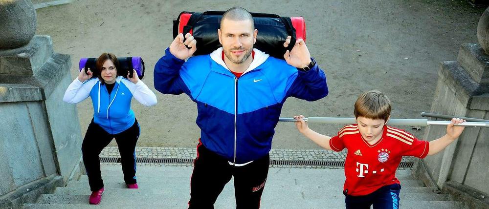 Trainer Matthias John erklimmt die Treppen in Rocky-Manier. Das spornt an.