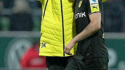 Da steht das Tor. Dortmunds Trainer Jürgen Klopp (links) weist Stürmer Robert Lewandowski ein.