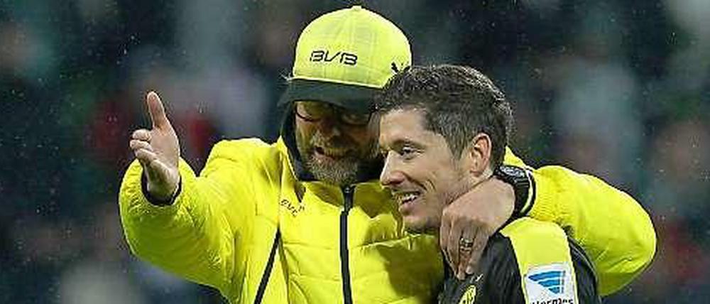 Da steht das Tor. Dortmunds Trainer Jürgen Klopp (links) weist Stürmer Robert Lewandowski ein.