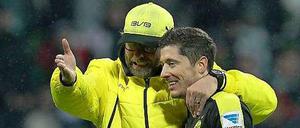 Da steht das Tor. Dortmunds Trainer Jürgen Klopp (links) weist Stürmer Robert Lewandowski ein.