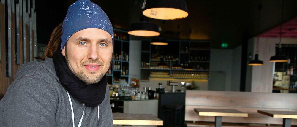 Der Küchenchef Björn Moschinski in dem Friedrichshainer Restaurant "MioMatto". Hier is(s)t alles vegan.