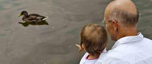 Späte Vaterfreuden. In Industrieländern ist das durchschnittliche Alter von Männern, die erstmals Väter werden, seit Jahrzehnten gestiegen. Das hat offensichtlich auch negative Auswirkungen. 