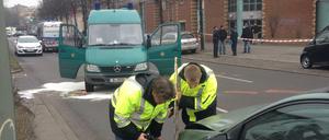 In Kreuzberg ist ein Gefangenentransporter bei einem Unfall umgestürzt, inzwischen hat die Feuerwehr ihn wieder aufgerichtet. Auch ein PKW wurde beschädigt.