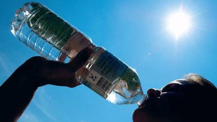 Das hilft sicher. Wer Durst mit Wasser statt Limonade löscht, erspart seinem Körper viele Kalorien. 