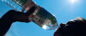 Das hilft sicher. Wer Durst mit Wasser statt Limonade löscht, erspart seinem Körper viele Kalorien.