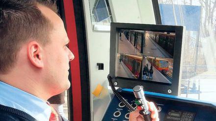Zurrrrrückbleiben, bitte. Der S-Bahn-Lokführer muss künftig das Ein- und Aussteigen beobachten. Die Bilder der Bahnhofskameras werden dazu in seine Kabine übertragen.