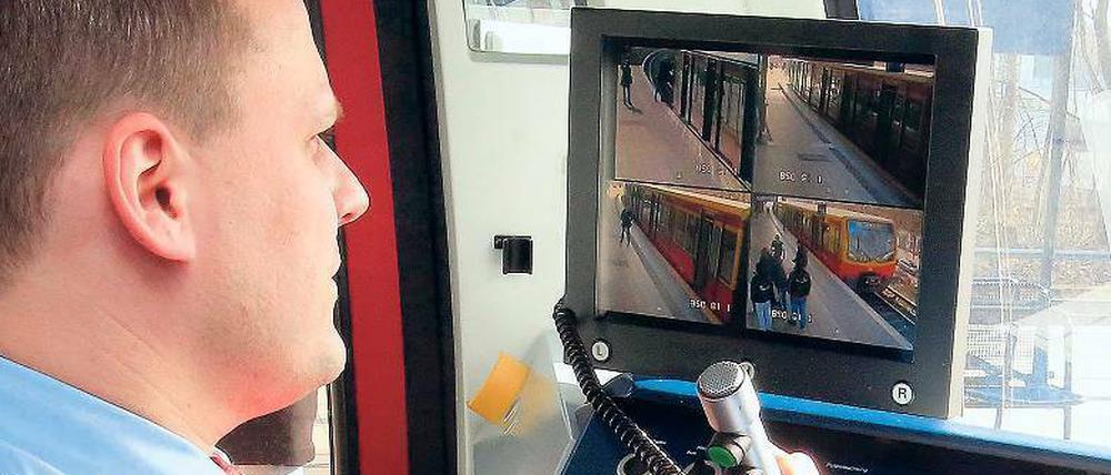 Zurrrrrückbleiben, bitte. Der S-Bahn-Lokführer muss künftig das Ein- und Aussteigen beobachten. Die Bilder der Bahnhofskameras werden dazu in seine Kabine übertragen.