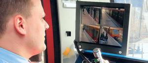 Zurrrrrückbleiben, bitte. Der S-Bahn-Lokführer muss künftig das Ein- und Aussteigen beobachten. Die Bilder der Bahnhofskameras werden dazu in seine Kabine übertragen.