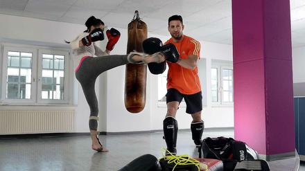 Eine Form von Athletiktraining: Trainer Christian Blisse lässt kickboxen.