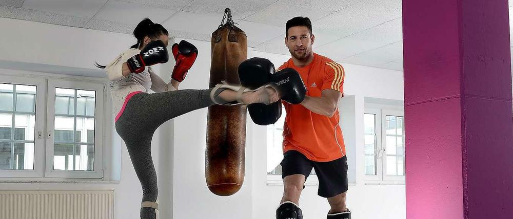 Eine Form von Athletiktraining: Trainer Christian Blisse lässt kickboxen.