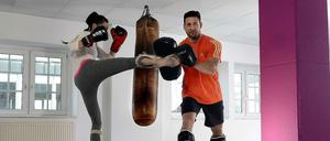 Eine Form von Athletiktraining: Trainer Christian Blisse lässt kickboxen.