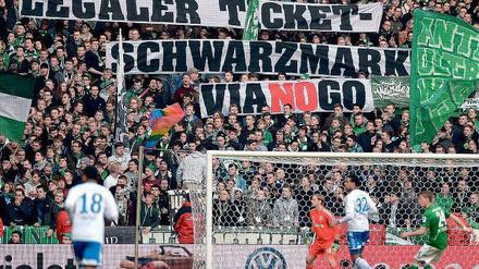 Nur dabei statt mittendrin? Fußball muss bezahlbar bleiben, fordern DFL und Fans. Firmen wie Viagogo, die am Kartenweiterverkauf verdienen, fallen dabei in Ungnade.