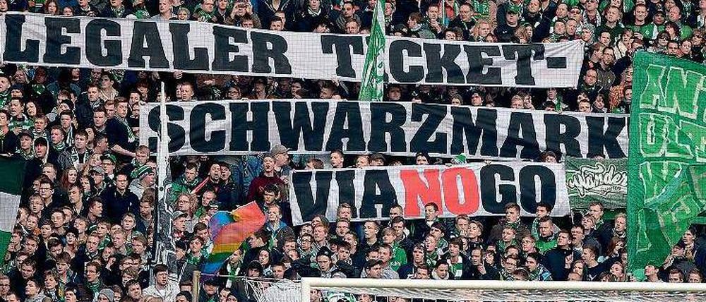 Nur dabei statt mittendrin? Fußball muss bezahlbar bleiben, fordern DFL und Fans. Firmen wie Viagogo, die am Kartenweiterverkauf verdienen, fallen dabei in Ungnade.