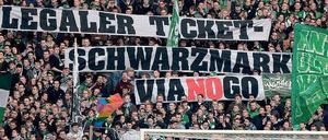 Nur dabei statt mittendrin? Fußball muss bezahlbar bleiben, fordern DFL und Fans. Firmen wie Viagogo, die am Kartenweiterverkauf verdienen, fallen dabei in Ungnade.