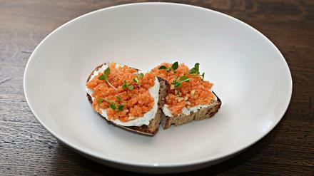 Michael Jäger, Küchenchef des Restaurants "La Soupe Populaire", empfiehlt zum Frühstück ein dunkles Brot mit Karottentatar, Kürbiskern und Kräuterquark. So kann´s weitergehen! 