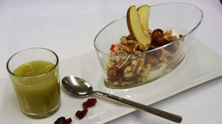 Ein guter Tag beginnt mit einem guten Frühstück: Deshalb empfiehlt Küchenchefin der "Landlust", Ulrike Laun, Haferflocken mit Cranberries, Äpfeln, Weintrauben und Walnüssen. Dazu Bio-Naturjoghurt und einen Kiwi-Smoothie. Lecker.  