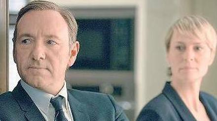 Die Macht ist mit ihnen. Der Politiker Francis Underwood (Kevin Spacey) und seine Frau Claire (Robin Wright) kennen nur einen Weg – den nach oben.