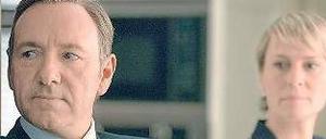 Die Macht ist mit ihnen. Der Politiker Francis Underwood (Kevin Spacey) und seine Frau Claire (Robin Wright) kennen nur einen Weg – den nach oben. 