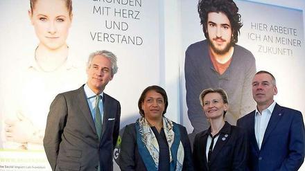 Neue Gründerzeit: Martin Wiesmann von JPMorgan Deutschland, Carol Lake von der JPMorgan Chase Foundation, Edeltraud Leibrock von der KfW und Norbert Kunz, Geschäftsführer Social Impact Lab, eröffneten in Frankfurt am Main ein neues Social Impact Lab (von links nach rechts). 