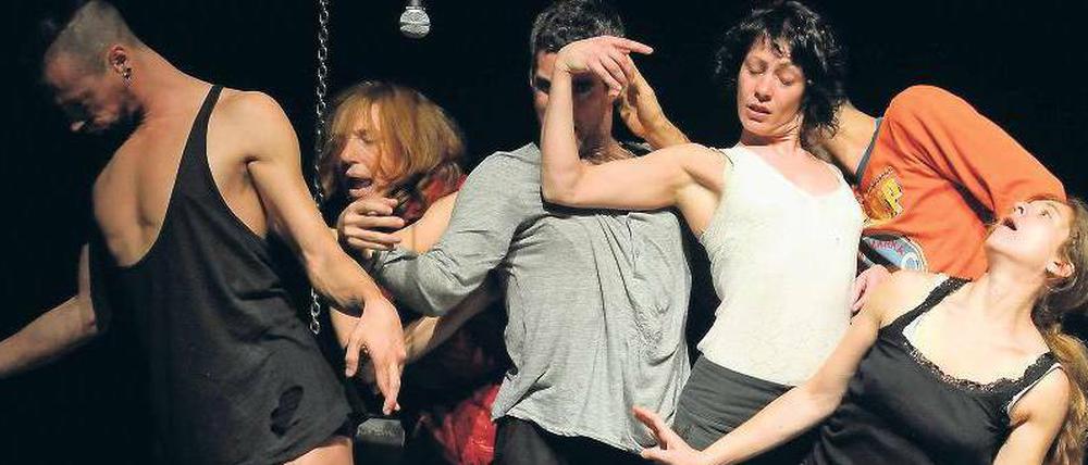 Unter unseren Füßen der ganze Reichtum dieser Welt. Szene aus „Tauberbach“, getanzt von Alain Platels Compagnie Les Ballets C de la B, deren Einzelversalien für Contemporains und Belgique stehen. 