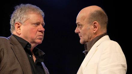 Rainer Hunold als Geoffrey Hammond (l.) und Ulrich Gebauer als Larry de Vries.