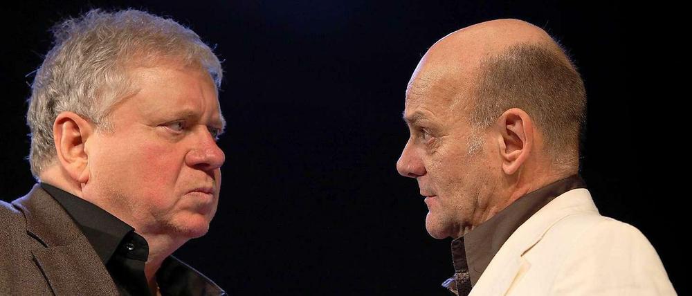 Rainer Hunold als Geoffrey Hammond (l.) und Ulrich Gebauer als Larry de Vries.