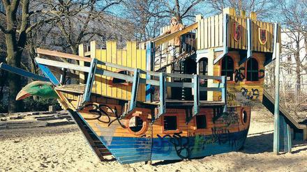 Auf zu neuen Ufern. Das Spielschiff auf dem Helmholtzplatz ist marode. Für einen Ersatz sammelt der Bezirk jetzt Geld. 