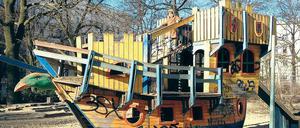 Auf zu neuen Ufern. Das Spielschiff auf dem Helmholtzplatz ist marode. Für einen Ersatz sammelt der Bezirk jetzt Geld.