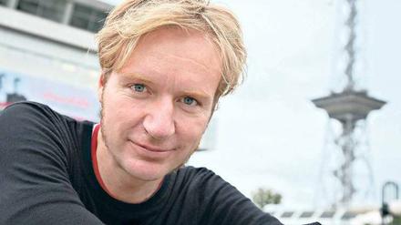 Junge aus West-Berlin. Tim Renner 2006 vor dem ICC.